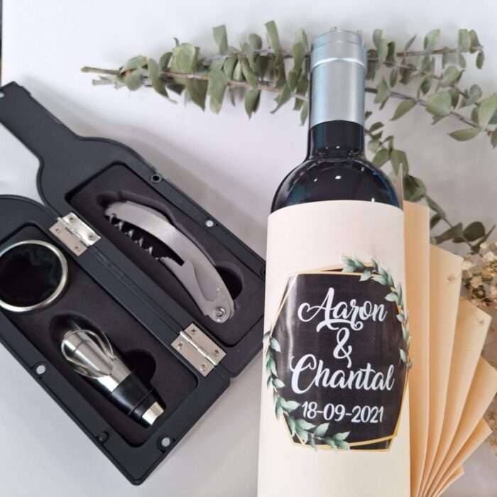 Garrafa com acessórios de vinhos