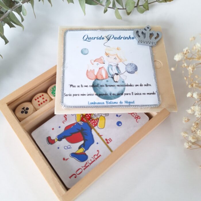 Baralho de cartas + dados em madeira